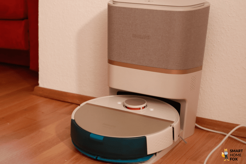 Philips HomeRun steht an der automatischen Absaugstation.